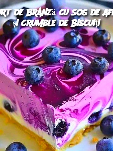 Tort de Brânză cu Sos de Afine și Crumble de Biscuiți